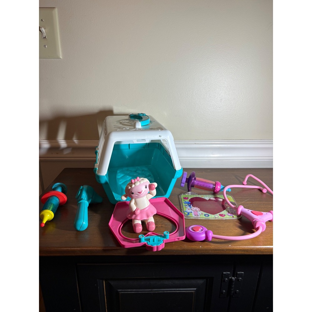 Disney Doc McStuffins Pet Rescue Mobile Carrier Lambie Figure Stethoscope Set